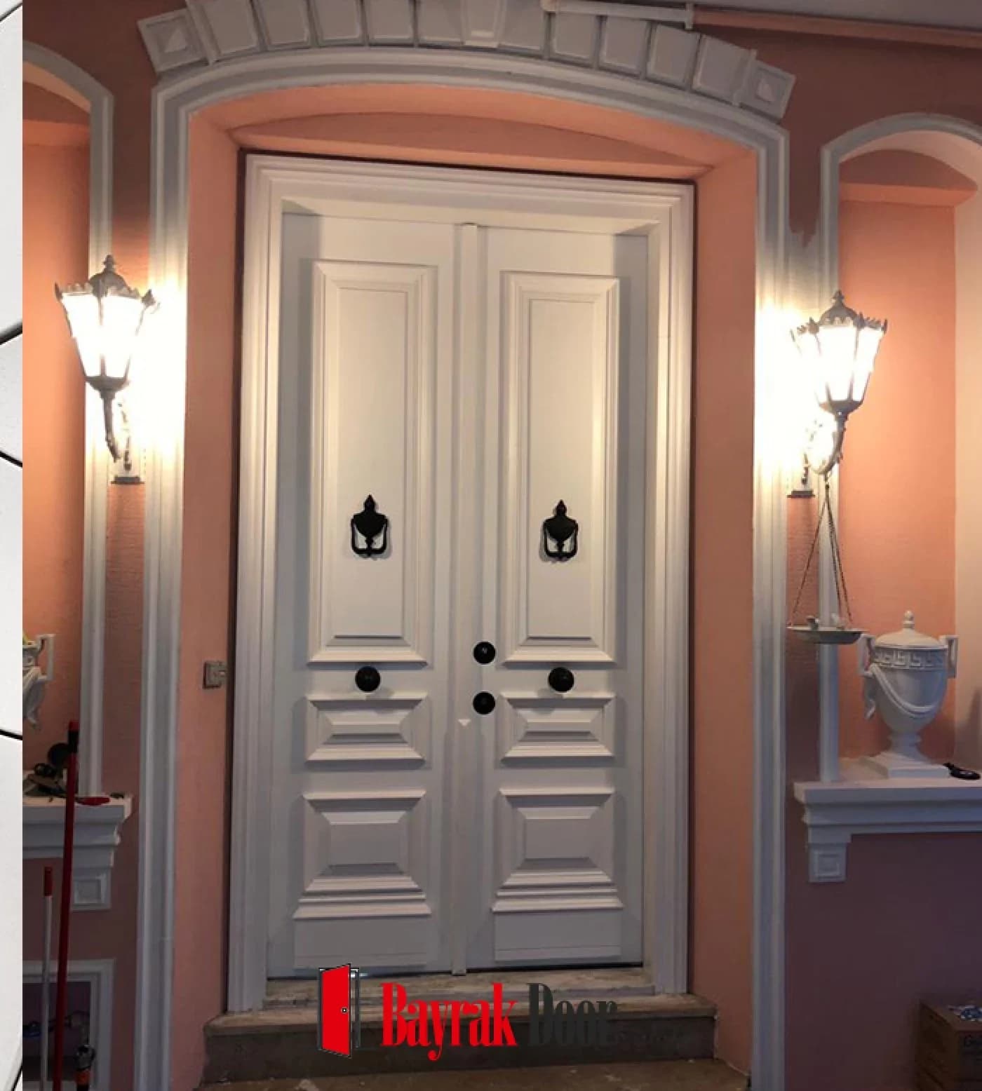 Basamaklı Kaset Kırık Beyaz Villa Kapısı BD-TR73 — Kemerli niş içinde basamaklı kaset panelli kırık beyaz çift kanat