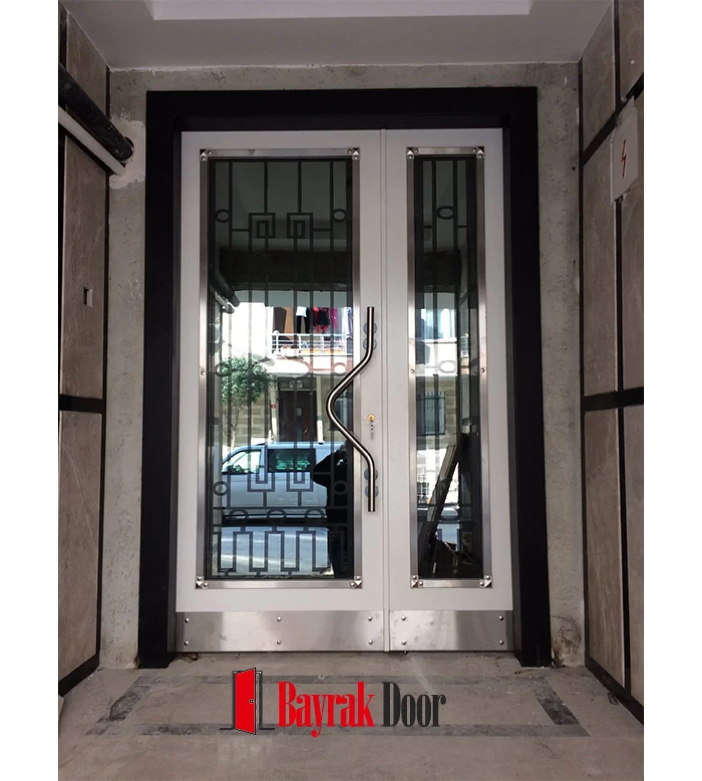 Demir Korkuluk Siyah Bina Giriş Kapısı TR515 — Siyah çerçeveli tam camlı çift kanat, apartman girişi için sade modern çizgi