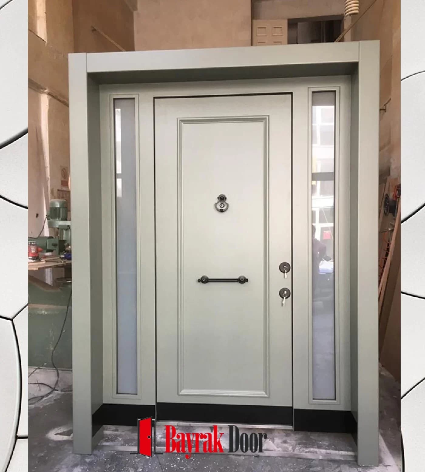 Dikey Bölmeli Açık Haki Gri Villa Kapısı BD-TR125 — Açık haki gri dikey bölmeli yüzey ve iki yanda dar dikey camlar
