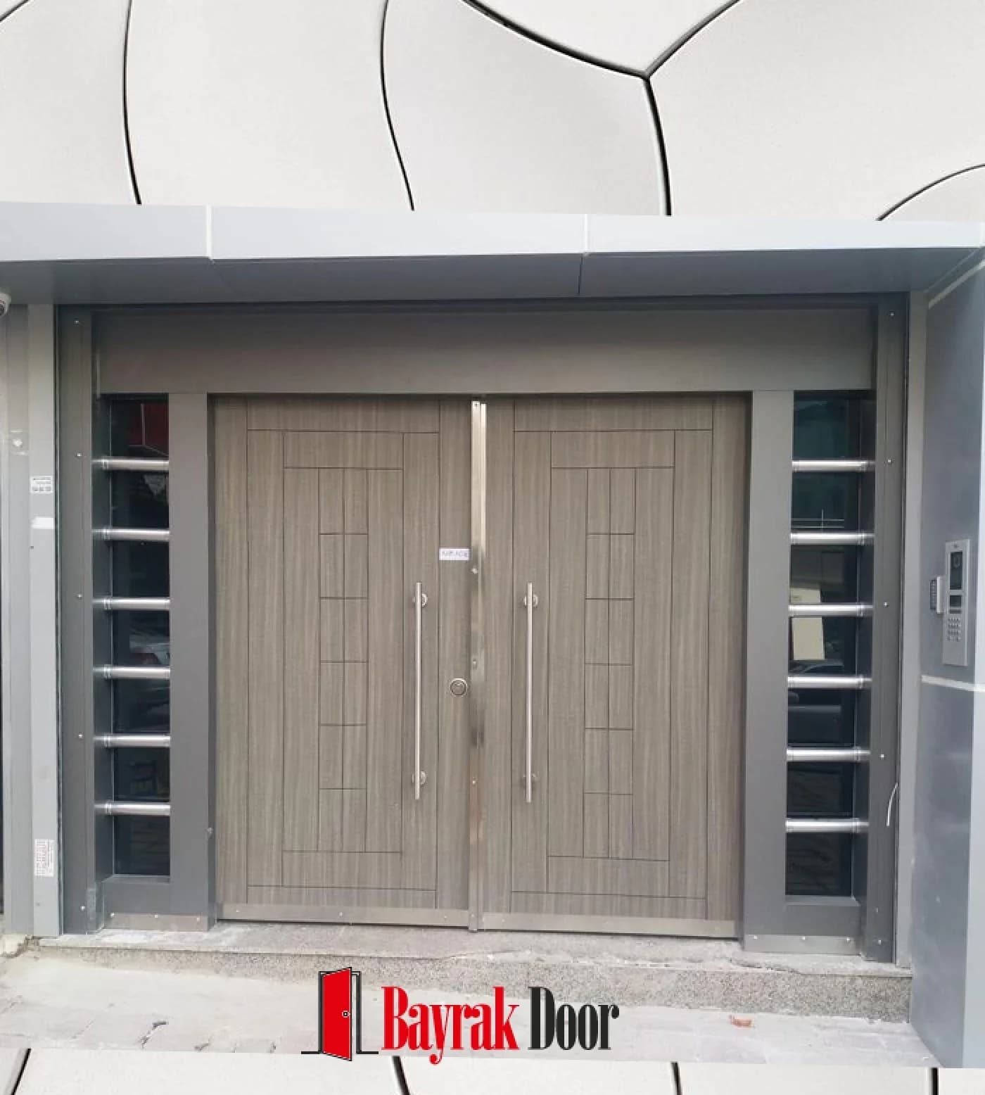 Dikey İnce Açık Gri Bej Villa Kapısı BD-TR84 — Açık gri bej dikey yivli çift kanat, yan panellerde yatay cam yarıkları