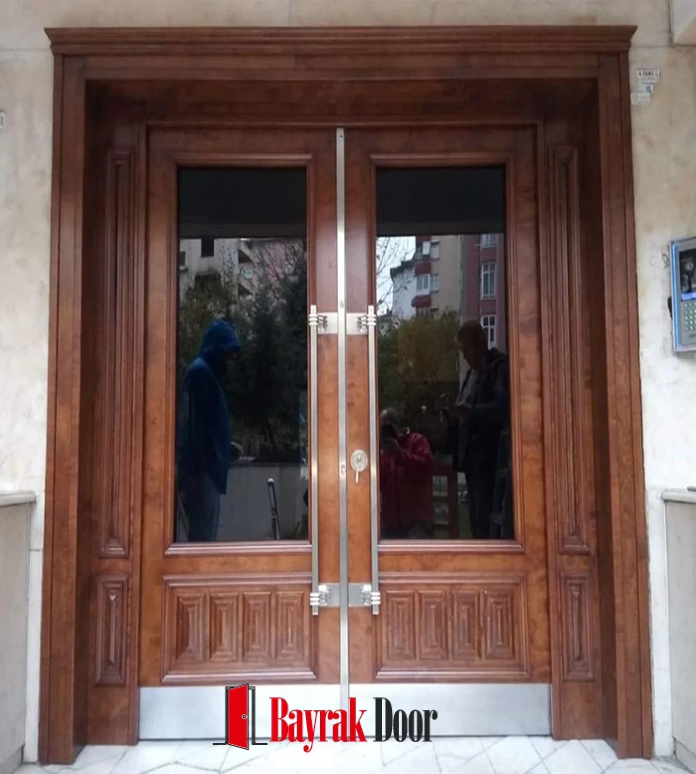 Dikey Yivli Bal Rengi Ceviz Villa Kapısı BD-TR119 — Üstü geniş camlı, altı dikey yivli oyma panelli bal rengi ceviz çift