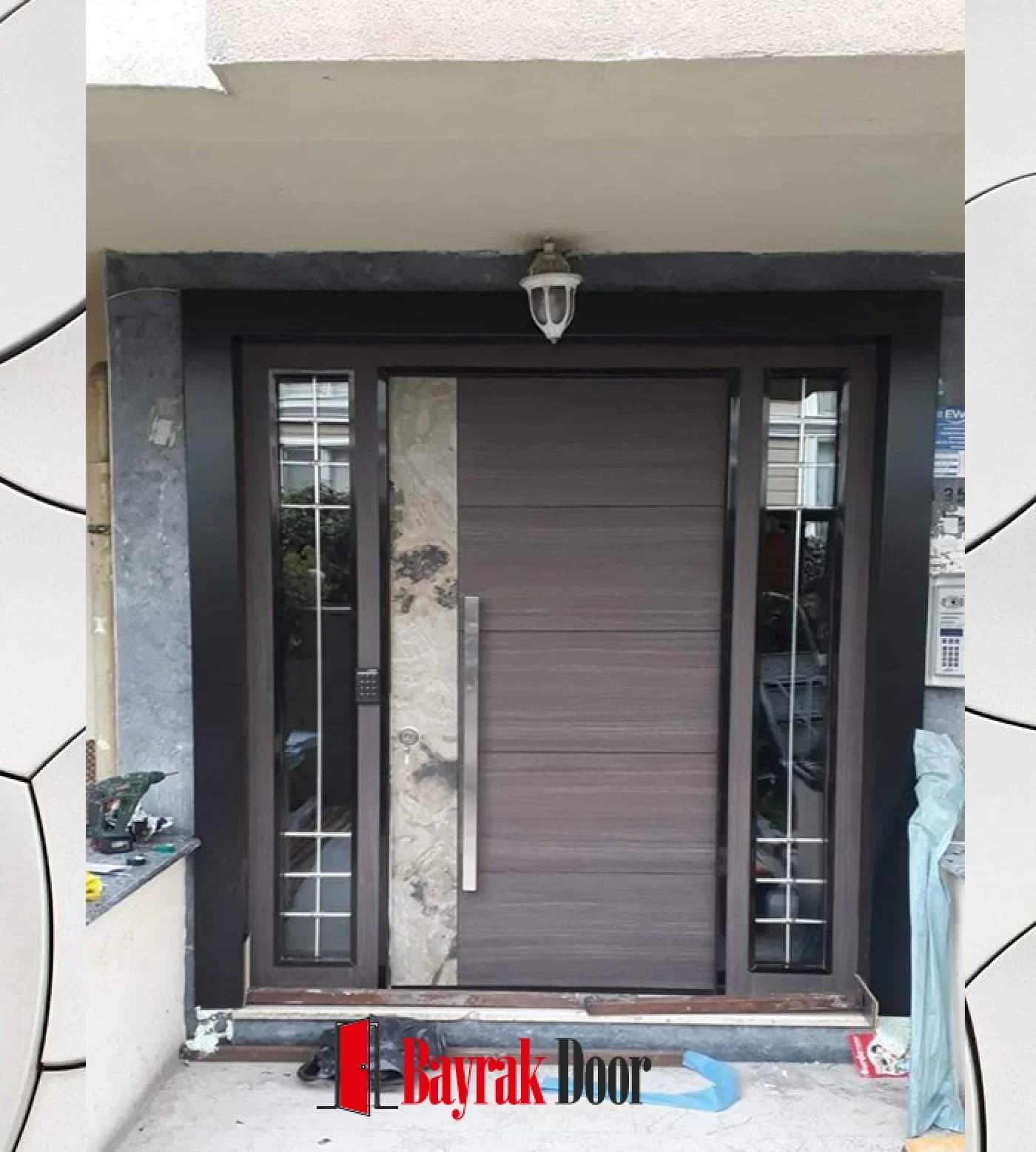 Horizontal Slat Dark Brown Smoke Grey Villa Door BD-TR115 — Dark smoke grey slatted leaf with iron-caged sidelights