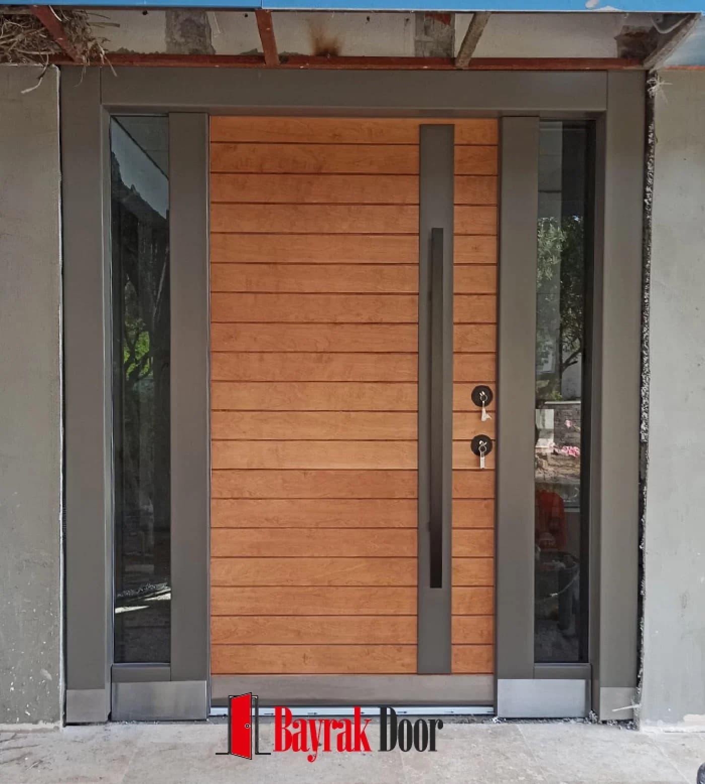 Horizontal Slat Honey-Toned Wood Villa Door BD-TR04 — Honey-toned slatted leaf with a grey stainless steel frame and sidelights