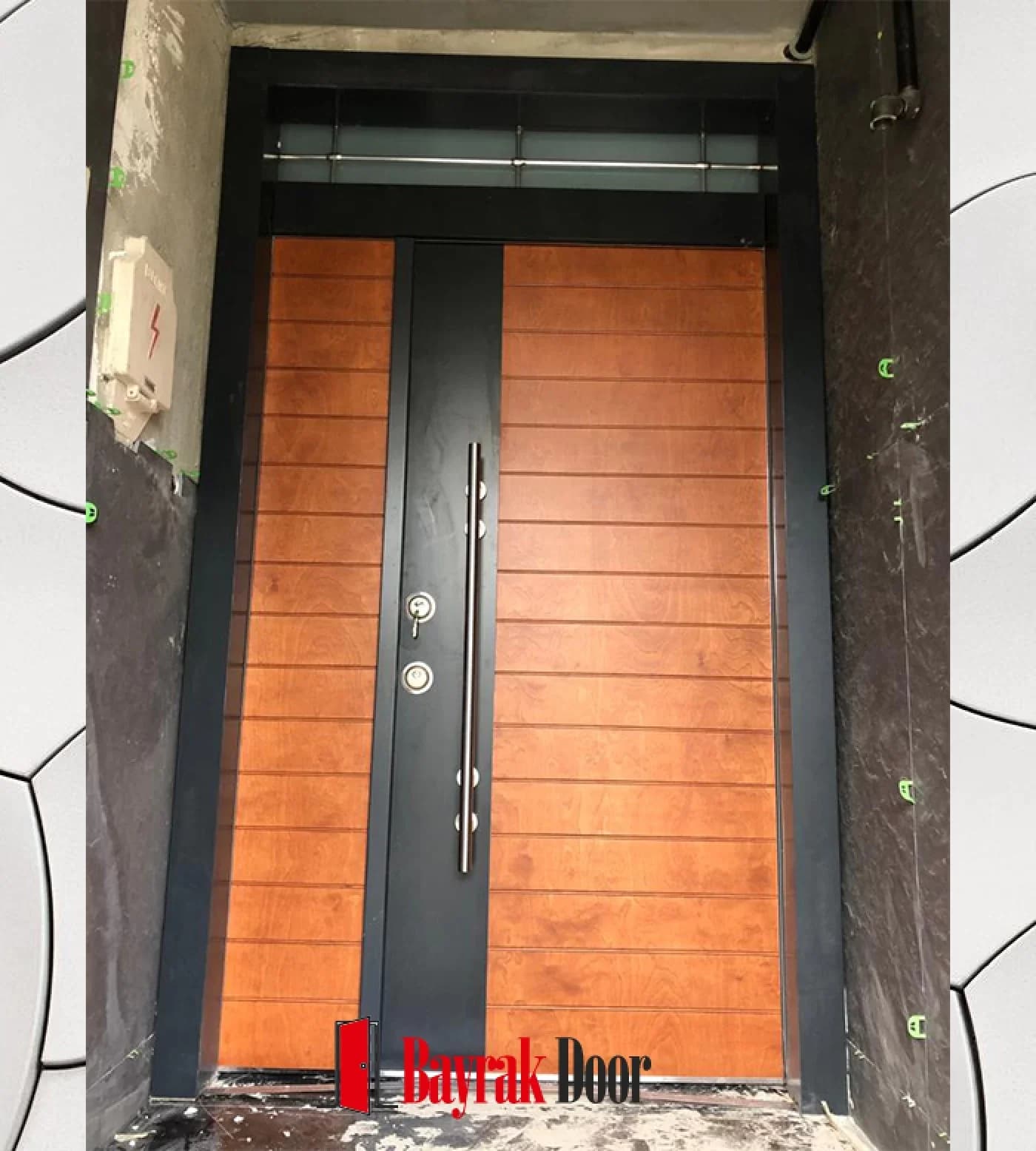Horizontal Slat Orange Honey-Toned Villa Door BD-TR110 — Orange honey-toned slatted leaf with an anthracite band and stainless steel handle