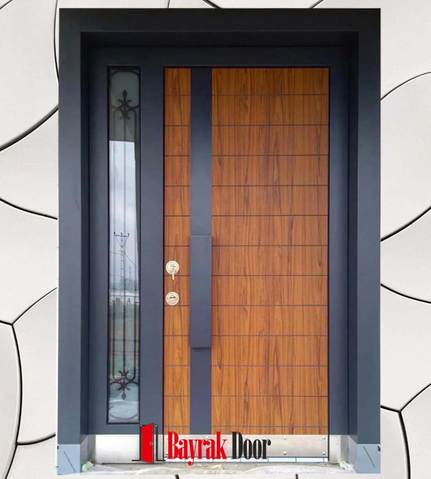 Horizontal Slat Honey-Toned Wood Villa Door BD-TR59 — Anthracite vertical band dividing a honey-toned slatted leaf, with a wrought iron sidelight