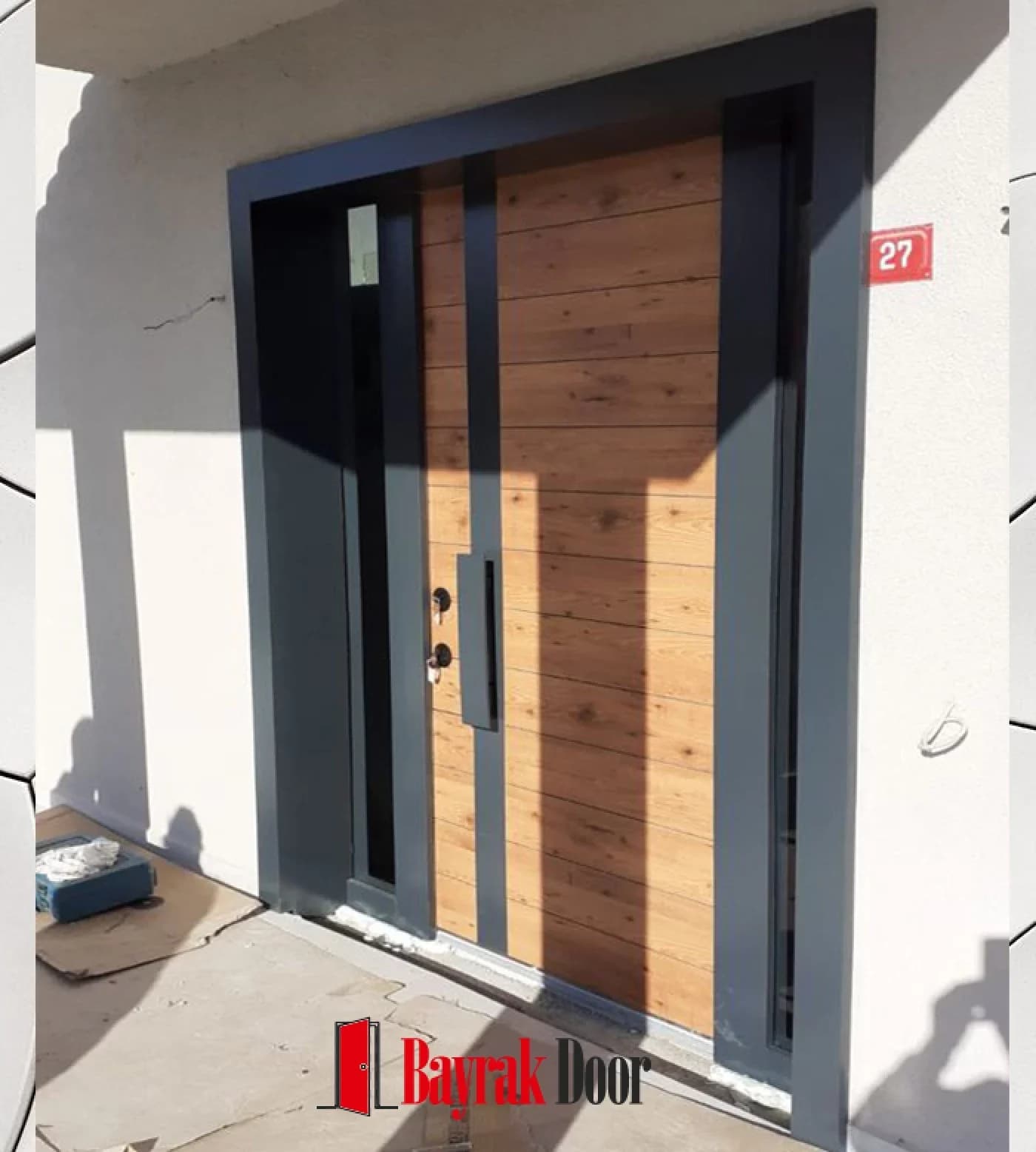Horizontal Slat Light Oak Villa Door BD-TR122 — Light oak slatted leaf with a vertical anthracite band and narrow sidelights
