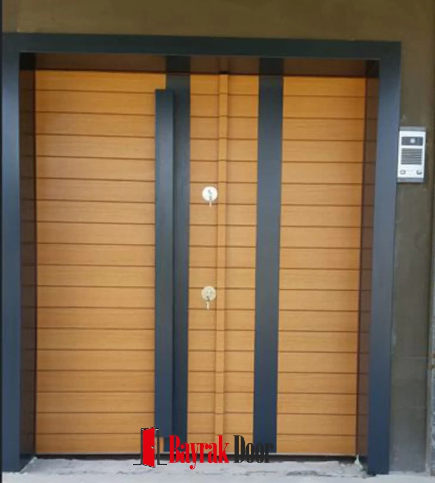 Horizontal Slat Mustard Honey-Toned Villa Door BD-TR130 — Mustard honey-toned slatted double leaf divided by vertical anthracite bands