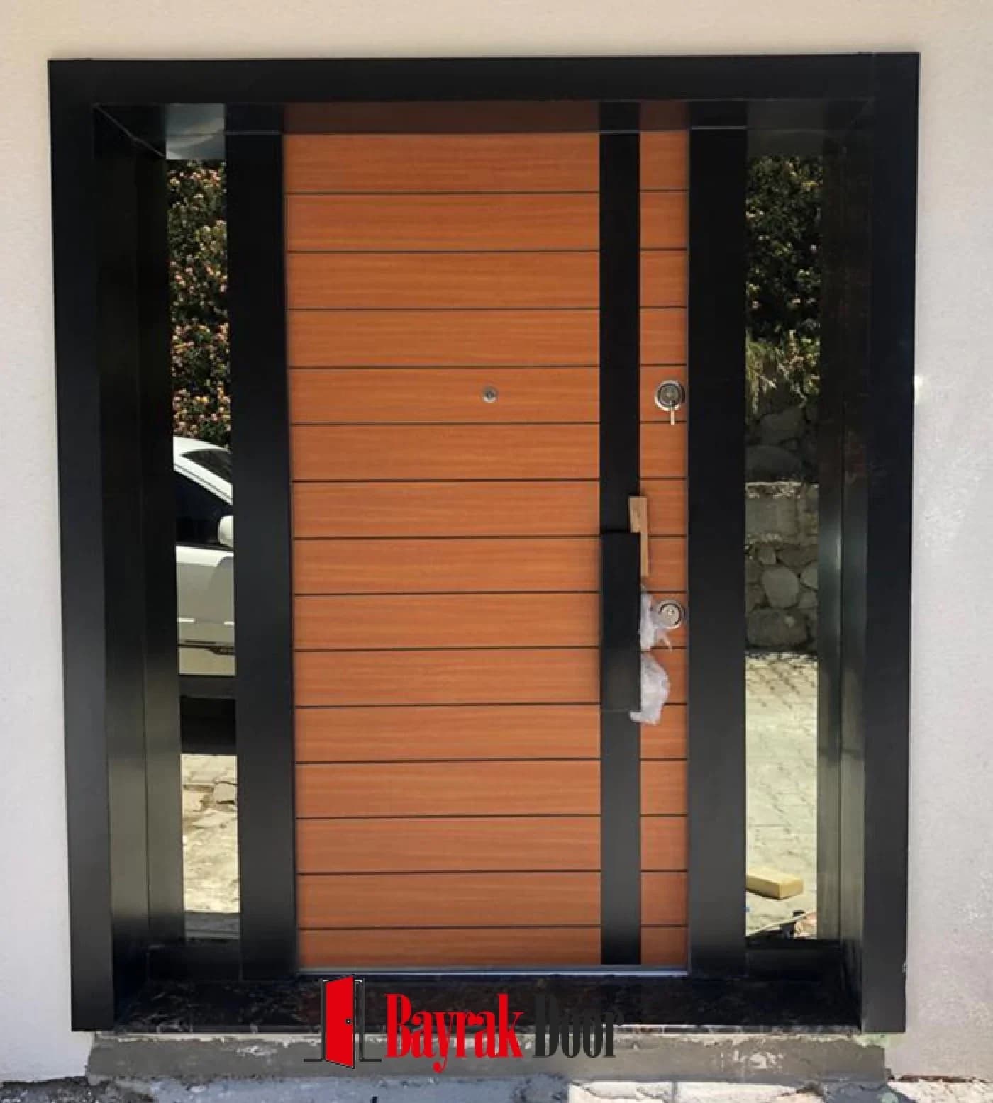Horizontal Slat Orange Honey-Toned Villa Door BD-TR101 — Honey-toned slatted leaf in a black frame with a gold vertical handle