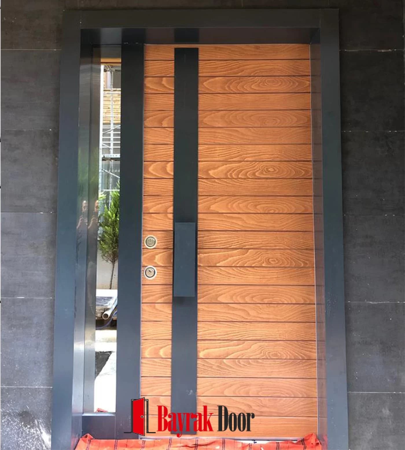 Horizontal Slat Orange Honey-Toned Villa Door BD-TR61 — Orange honey-toned slatted leaf with an anthracite vertical band and a narrow sidelight