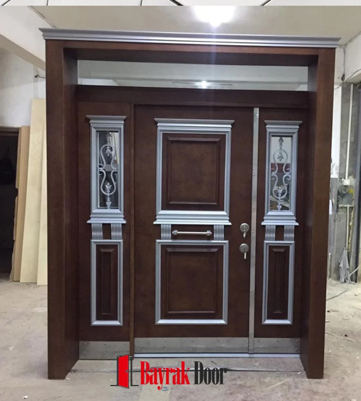 Gümüş Çerçeveli Koyu Ceviz Villa Kapısı BD-TR121 — Koyu ceviz gövdede gümüş çerçeveli kaset panel ve ferforje yan camlar