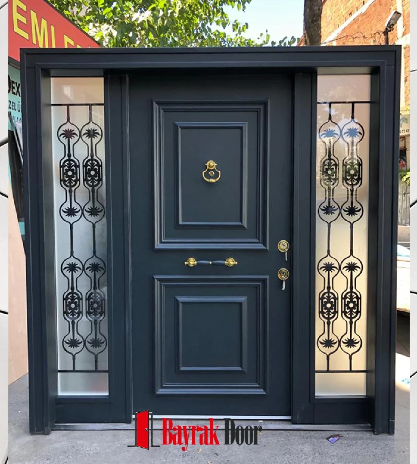 İki Bölmeli Kaset Panelli Antrasit Gri Villa Kapısı BD-TR76 — Antrasit kaset panel, yanlarda yoğun ferforje işlemeli tam boy