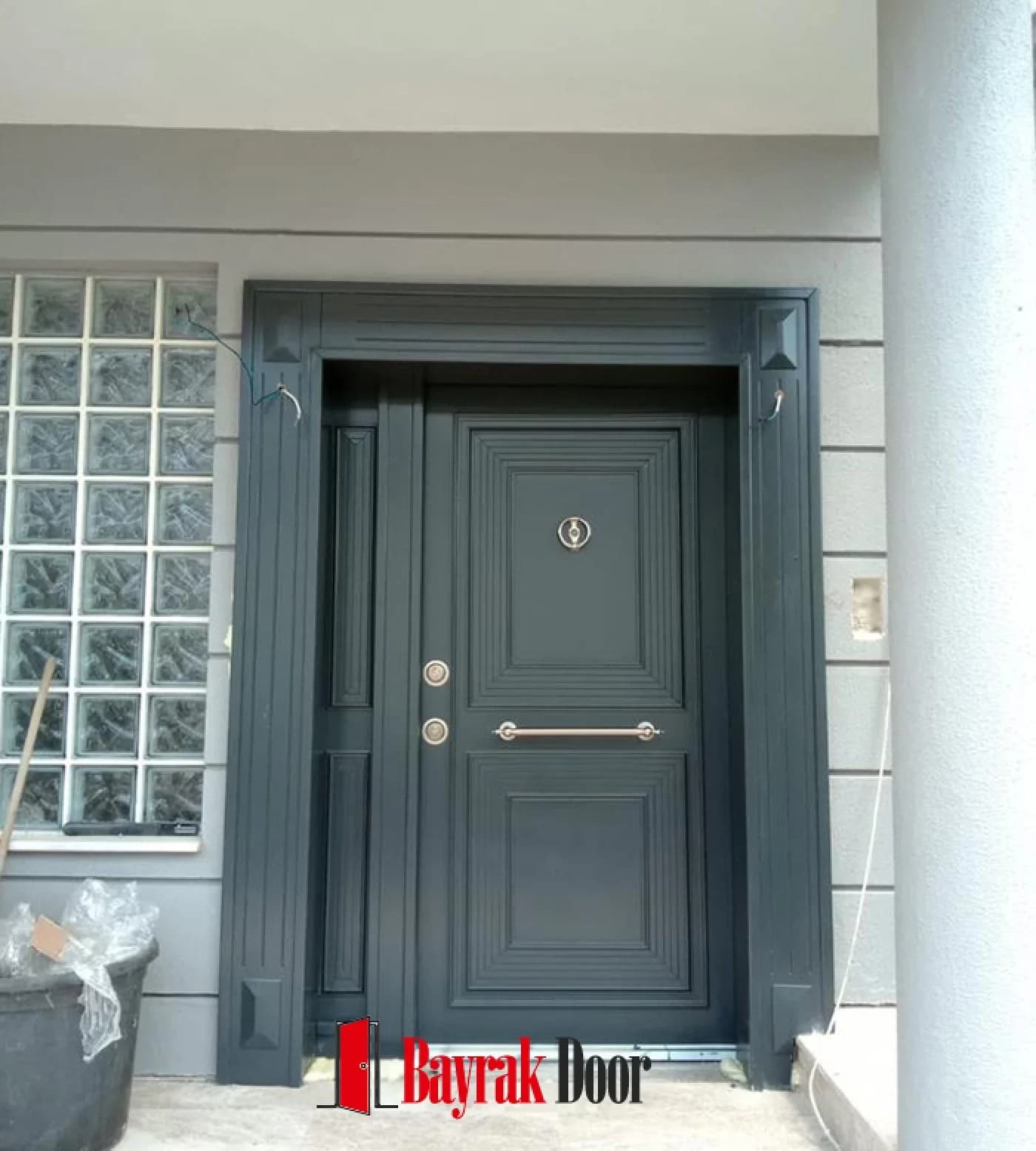 İki Bölmeli Kaset Panelli Antrasit Gri Villa Kapısı BD-TR78 — Antrasit gri iki bölmeli kaset panel, köşe konsollu klasik kasa