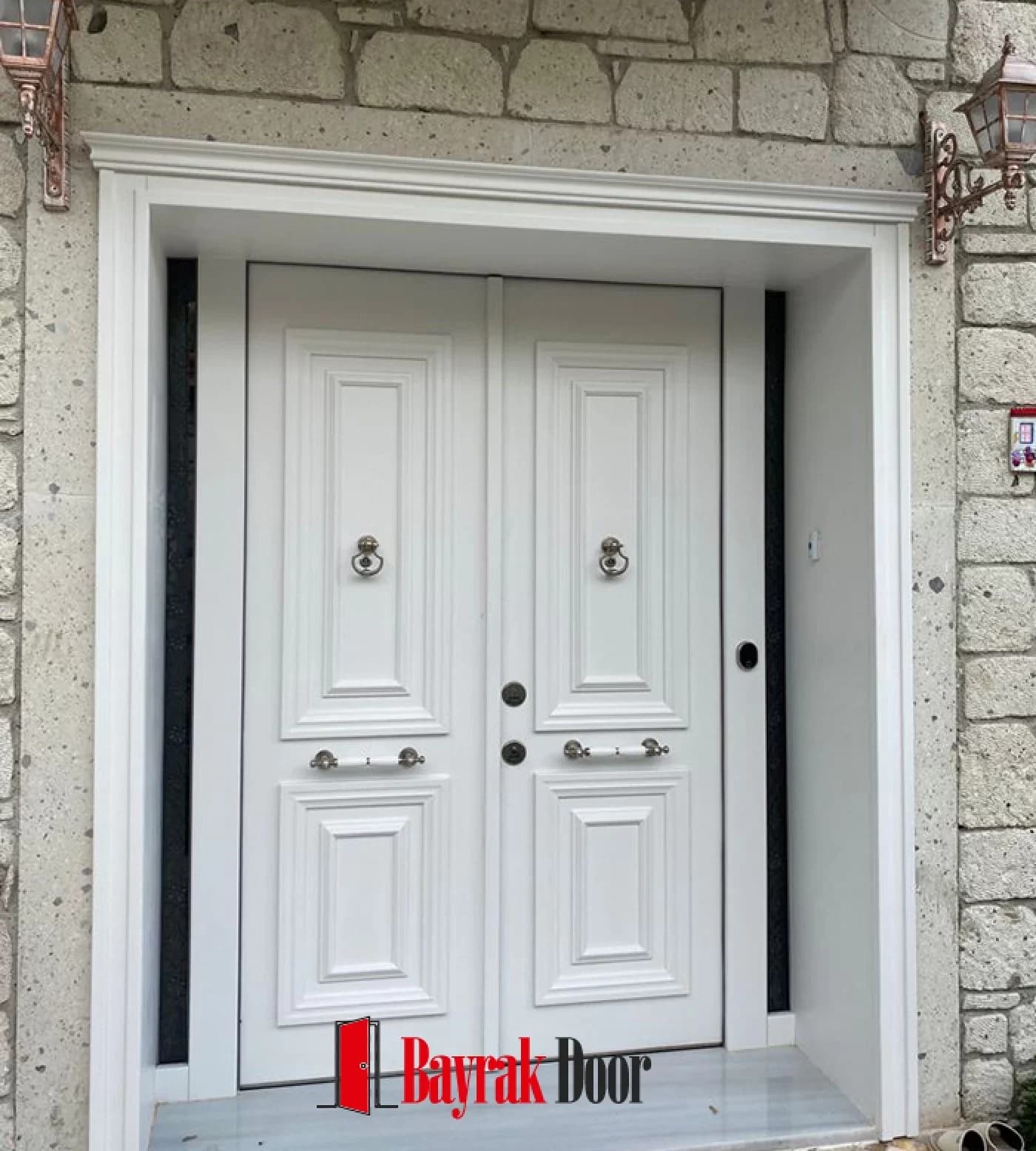 İki Bölmeli Kaset Panelli Beyaz Villa Kapısı BD-TR52 — Taş cephe içinde beyaz iki bölmeli kaset panelli çift kanat