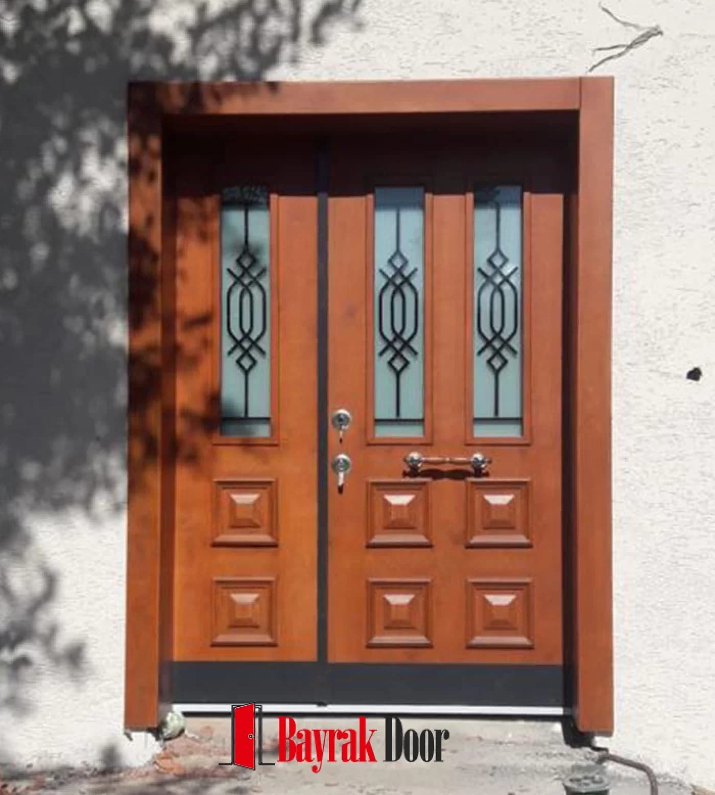 Kare Kaset Bal Rengi Ceviz Villa Kapısı BD-TR99 — Bal rengi ceviz çift kanat, ferforje işlemeli camlar ve kare kaset ızgarası