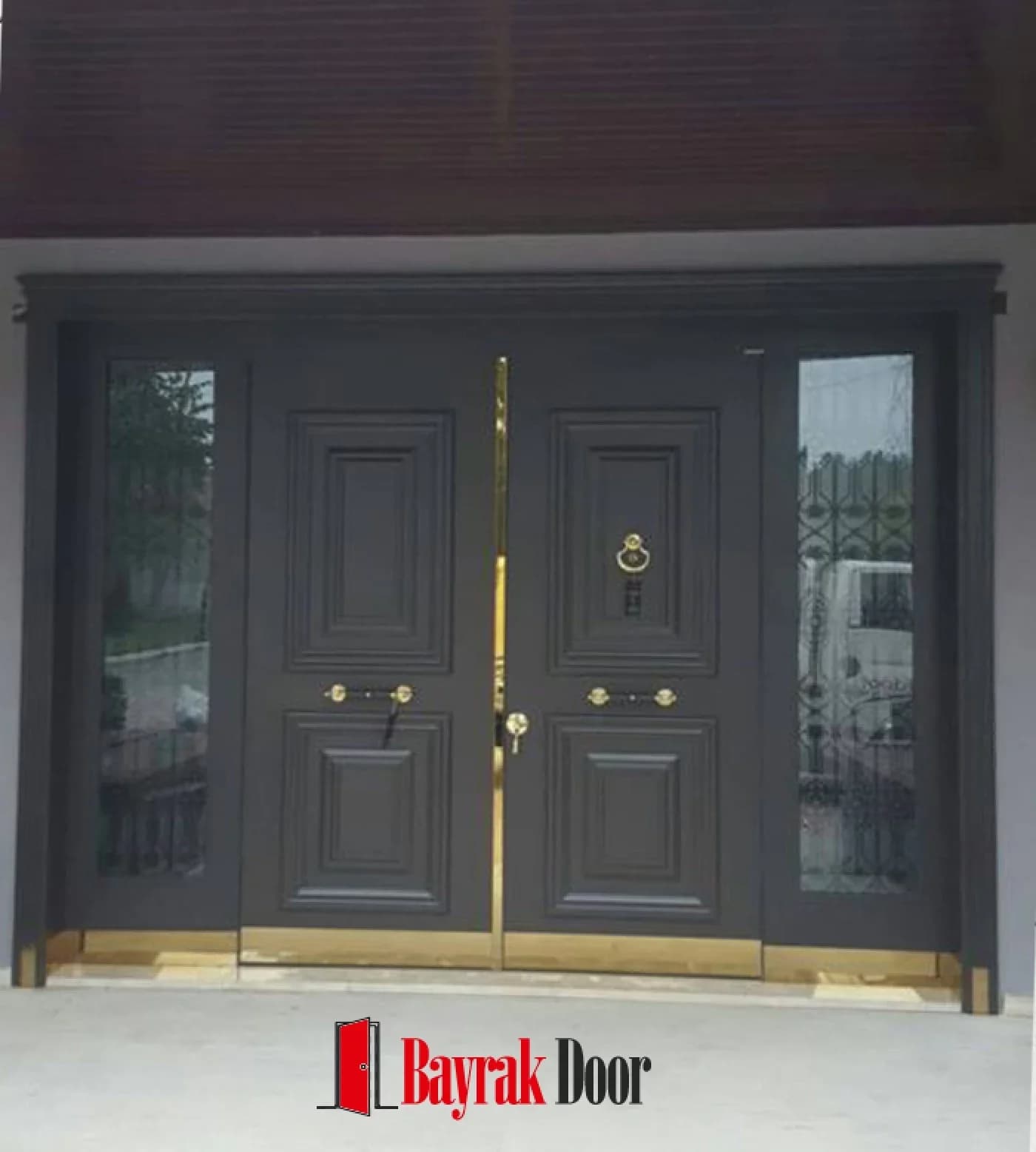 Kaset Panel Antrasit Gri Villa Kapısı BD-TR127 — Antrasit kaset panelli çift kanadı ortadan bölen altın dikey çıta