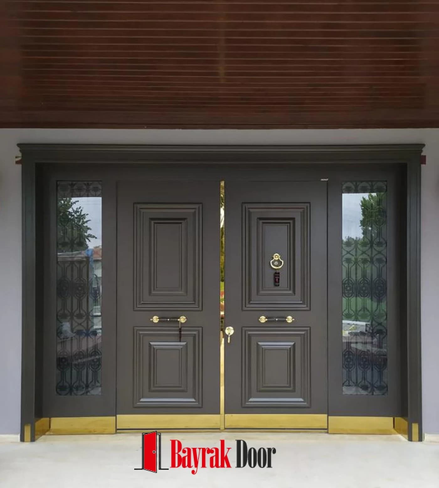 Kaset Panel Antrasit Gri Villa Kapısı BD-TR81 — Antrasit çift kanat, altın tekmelikler ve ferforje işlemeli yan camlar