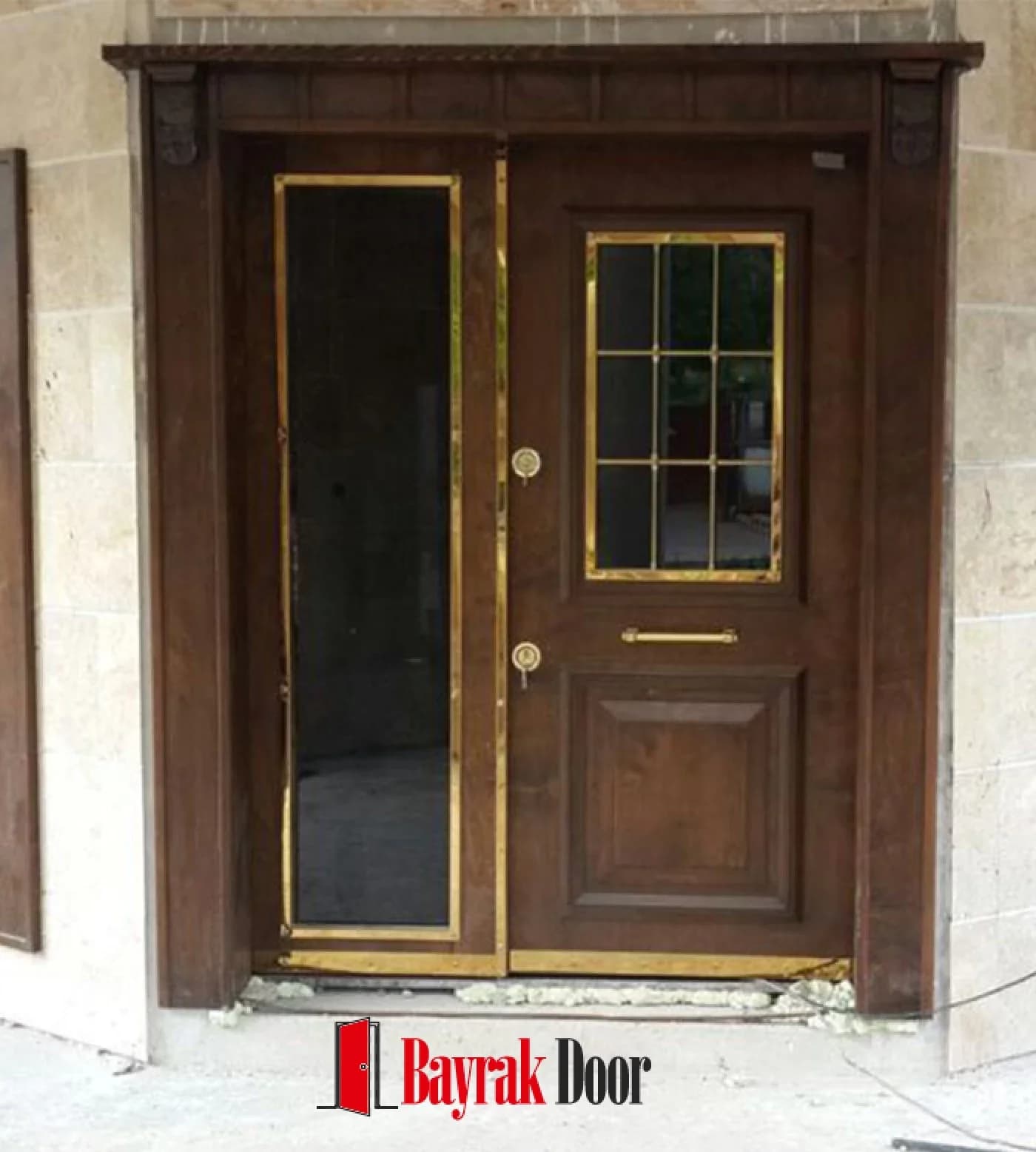 Kaset Panel Koyu Ceviz Villa Kapısı BD-TR71 — Koyu ceviz gövdede altın çerçeveli kareli bölmeli cam ve kaset panel