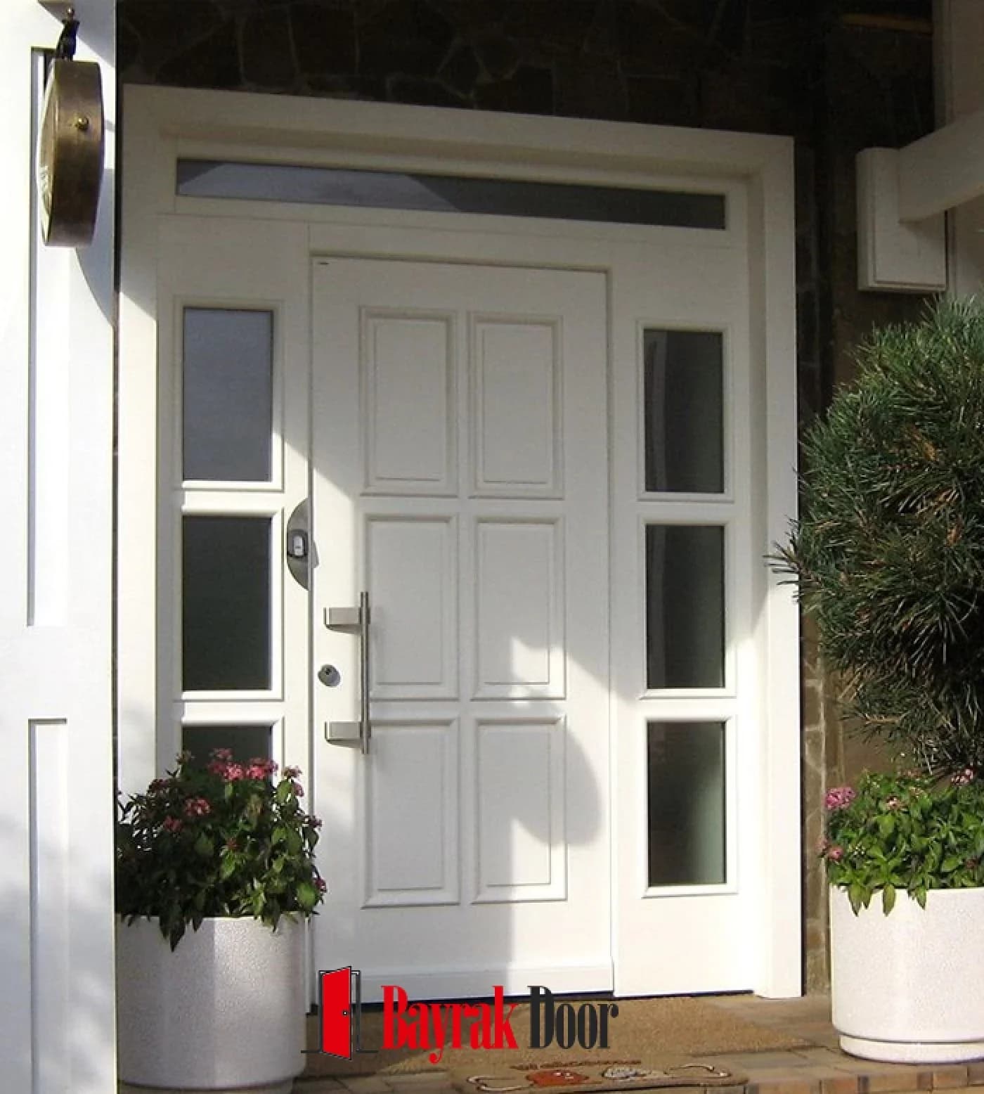 Kaset Panelli Beyaz Villa Kapısı BD-TR06 — Beyaz kaset panelli villa kapısı, iki yanında bölmeli dikey camlar