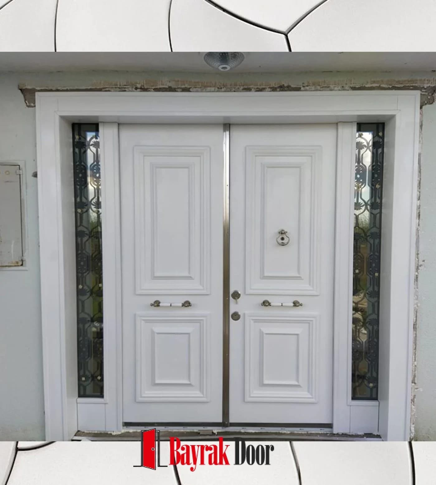 Kaset Panelli Beyaz Villa Kapısı BD-TR91 — Beyaz kaset panelli çift kanat, yanlarda ferforje işlemeli camlar