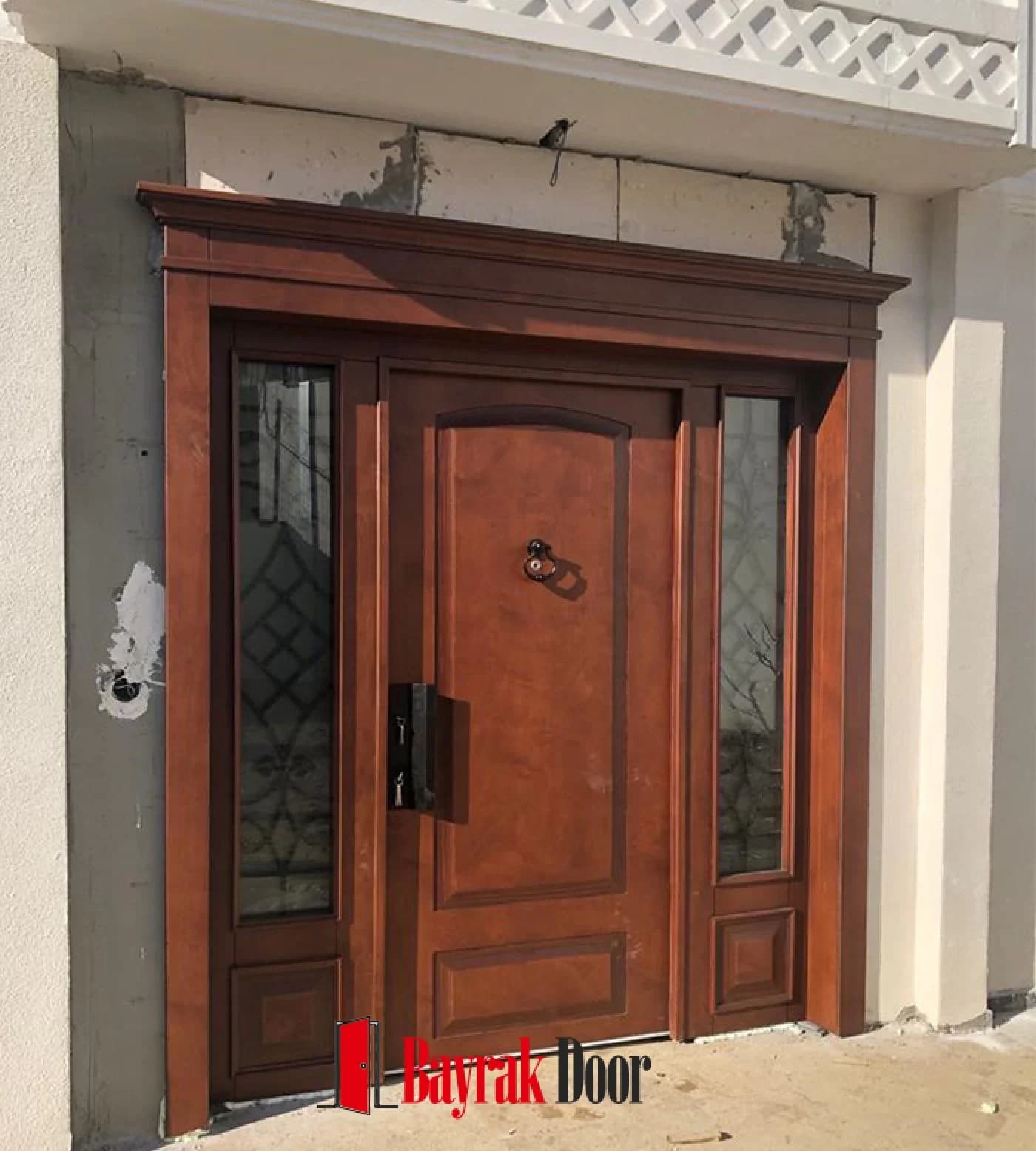 Kemerli Kaset Kızıl Ceviz Villa Kapısı BD-TR107 — Kızıl ceviz kemerli kaset panel, elmas ızgara desenli yan camlar