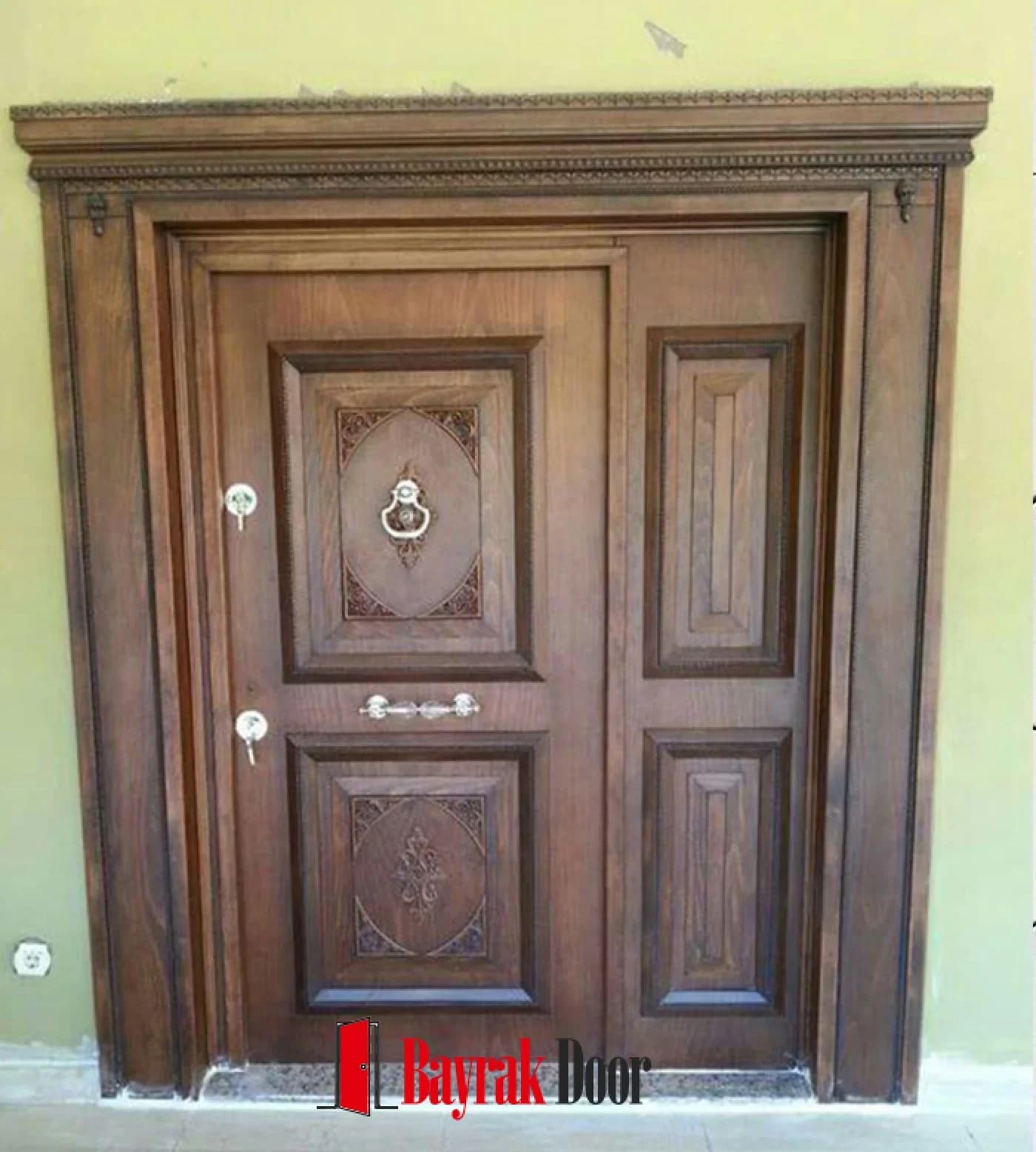 Oval Madalyon Kızıl Ceviz Villa Kapısı BD-TR136 — Oval madalyon oymalarıyla işlenmiş kızıl ceviz klasik villa kapısı