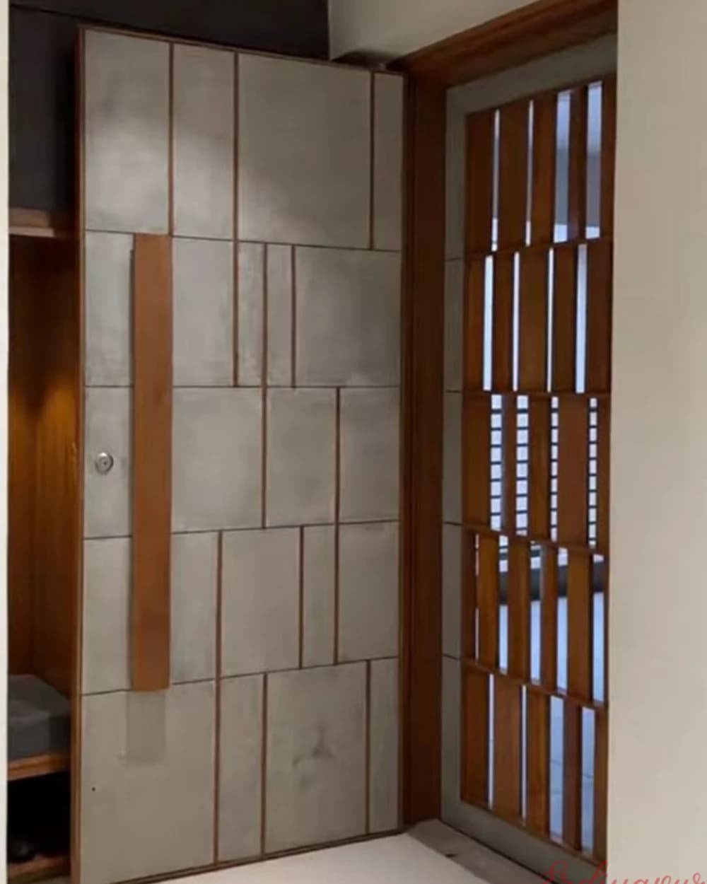 Dikey Cam Çıtalı Bal Rengi Pivot Villa Kapısı — ürün kodu BY-195