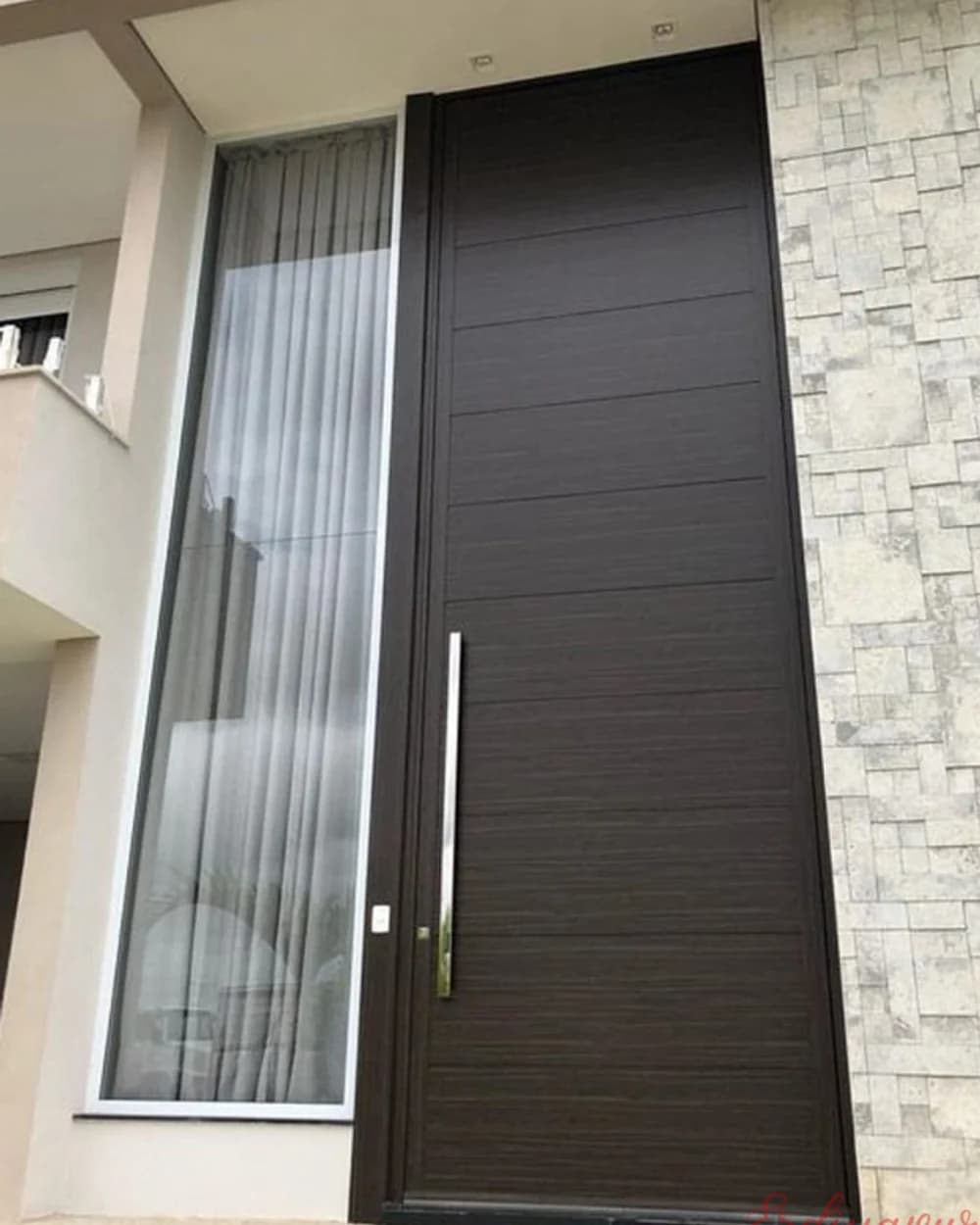 Eğik Cam Şeritli Koyu Ceviz Pivot Villa Kapısı — ürün kodu BY-180