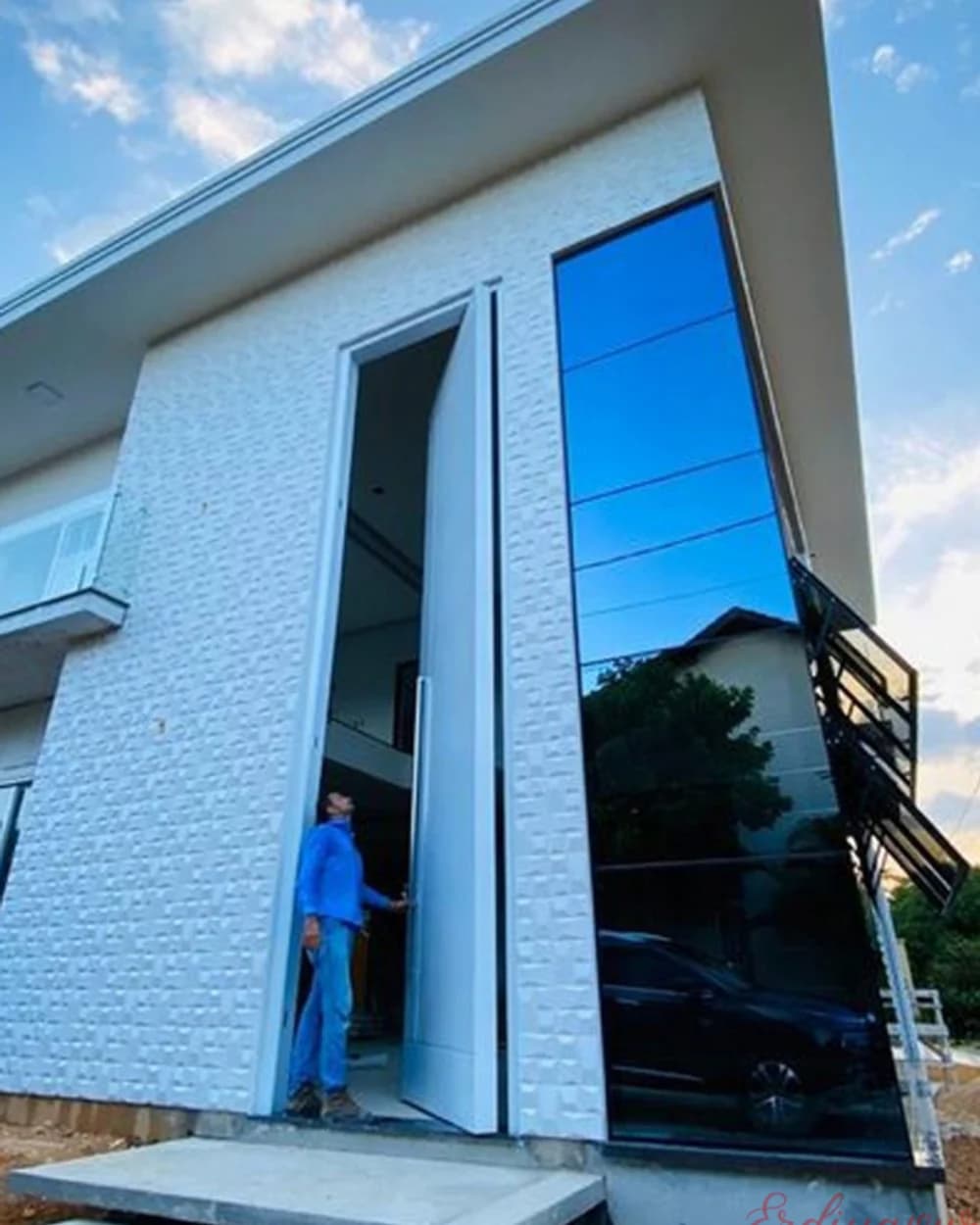 Eğik Kasalı Camlı Mavi Cepheli Pivot Kapı — ürün kodu BY-181