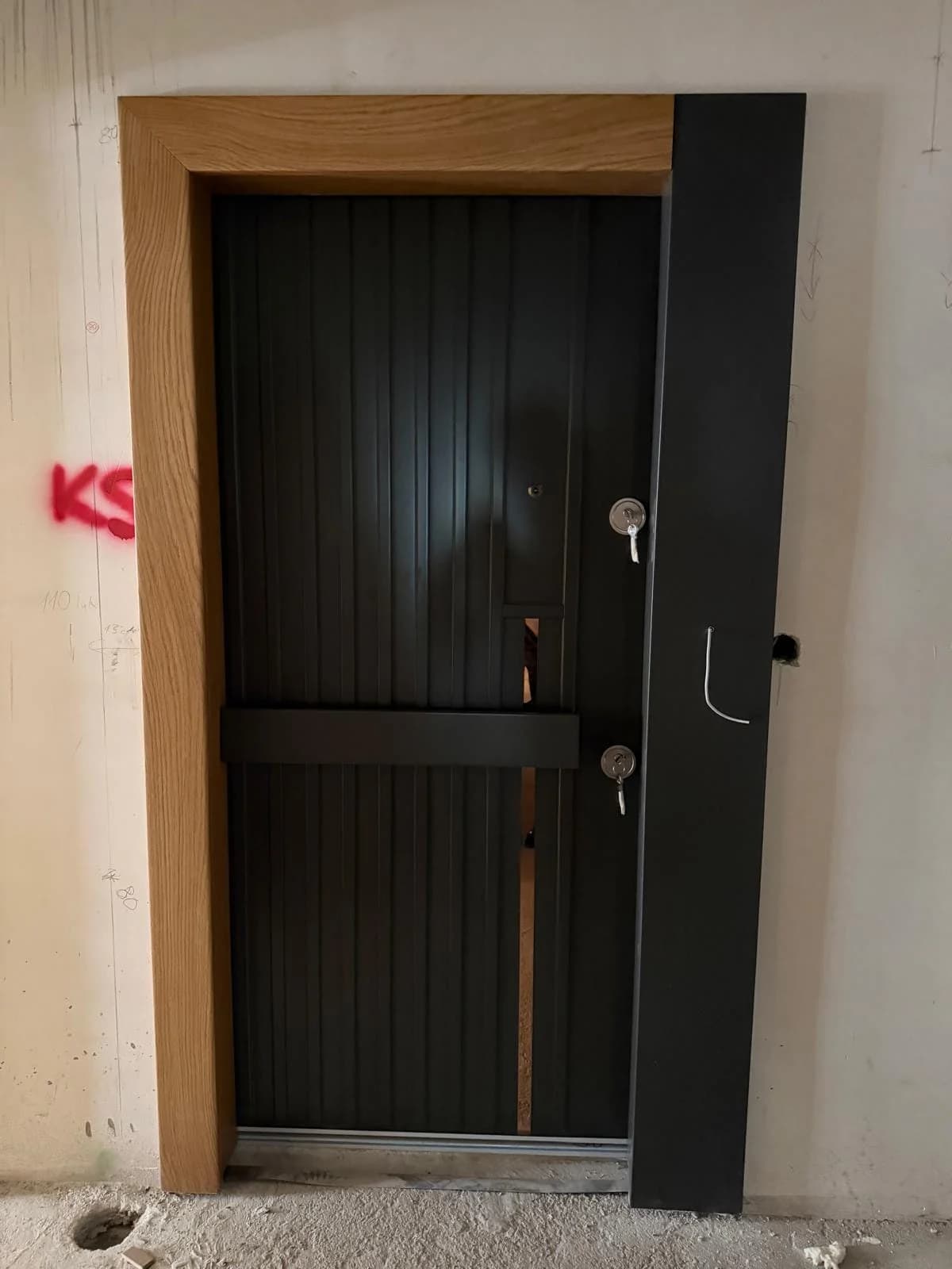 Bayrakdoor çelik kapı — monte edilmiş uygulama 2