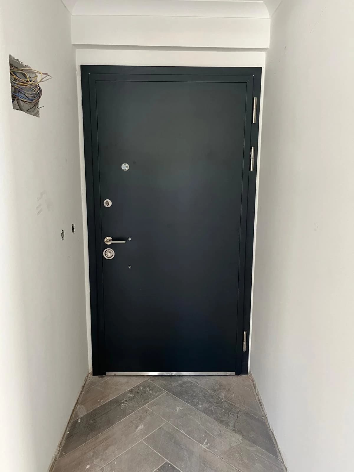 Bayrakdoor çelik kapı — monte edilmiş uygulama 27