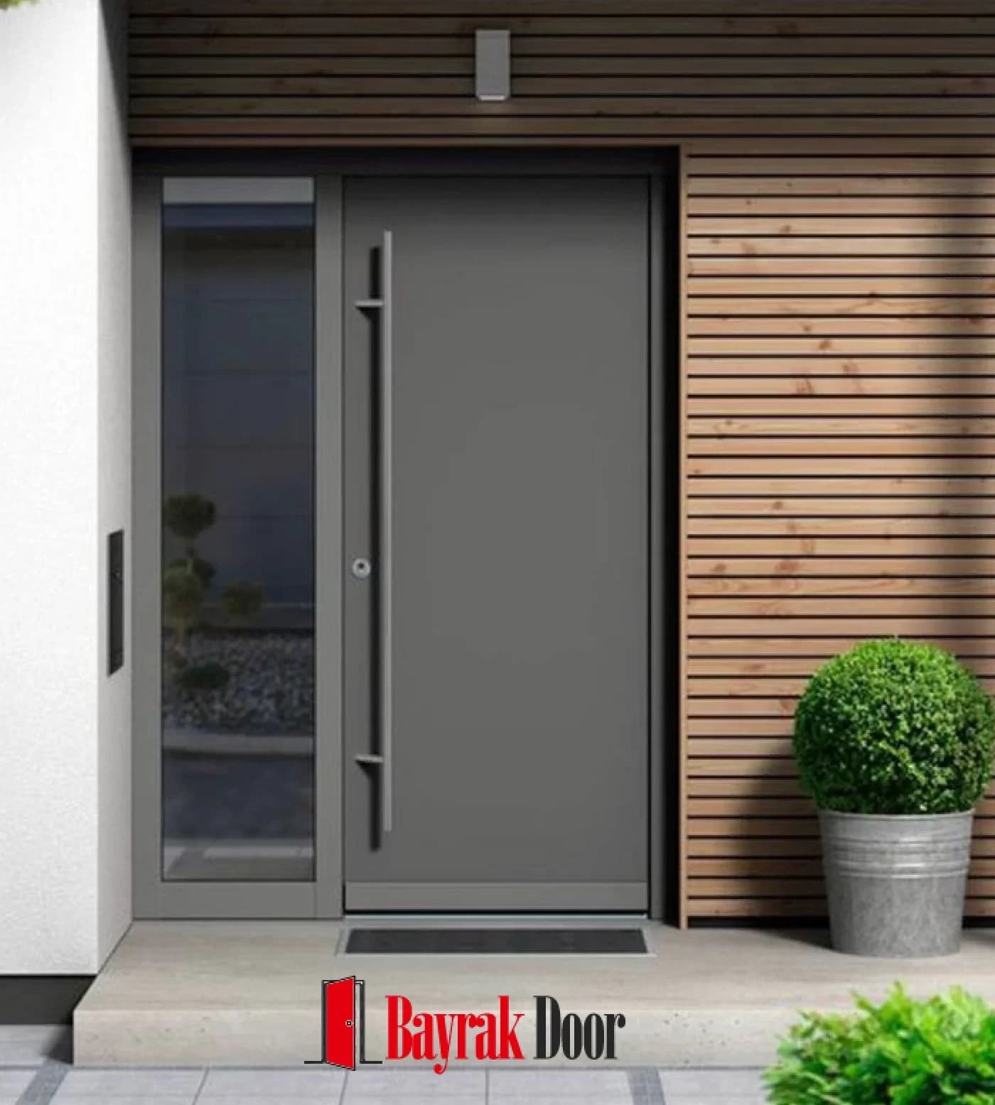 Sade Açık Gri Villa Kapısı BD-TR95 — Ahşap lamelli cephe önünde açık gri sade kanat, yan cam ve üst vasistas
