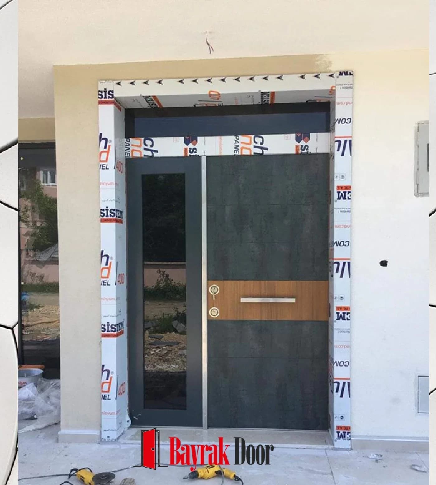 Yatay Ahşap Antrasit Gri Villa Kapısı BD-TR113 — Antrasit gri gövdeyi yatay kesen ahşap bant ve içine gömülü kulp