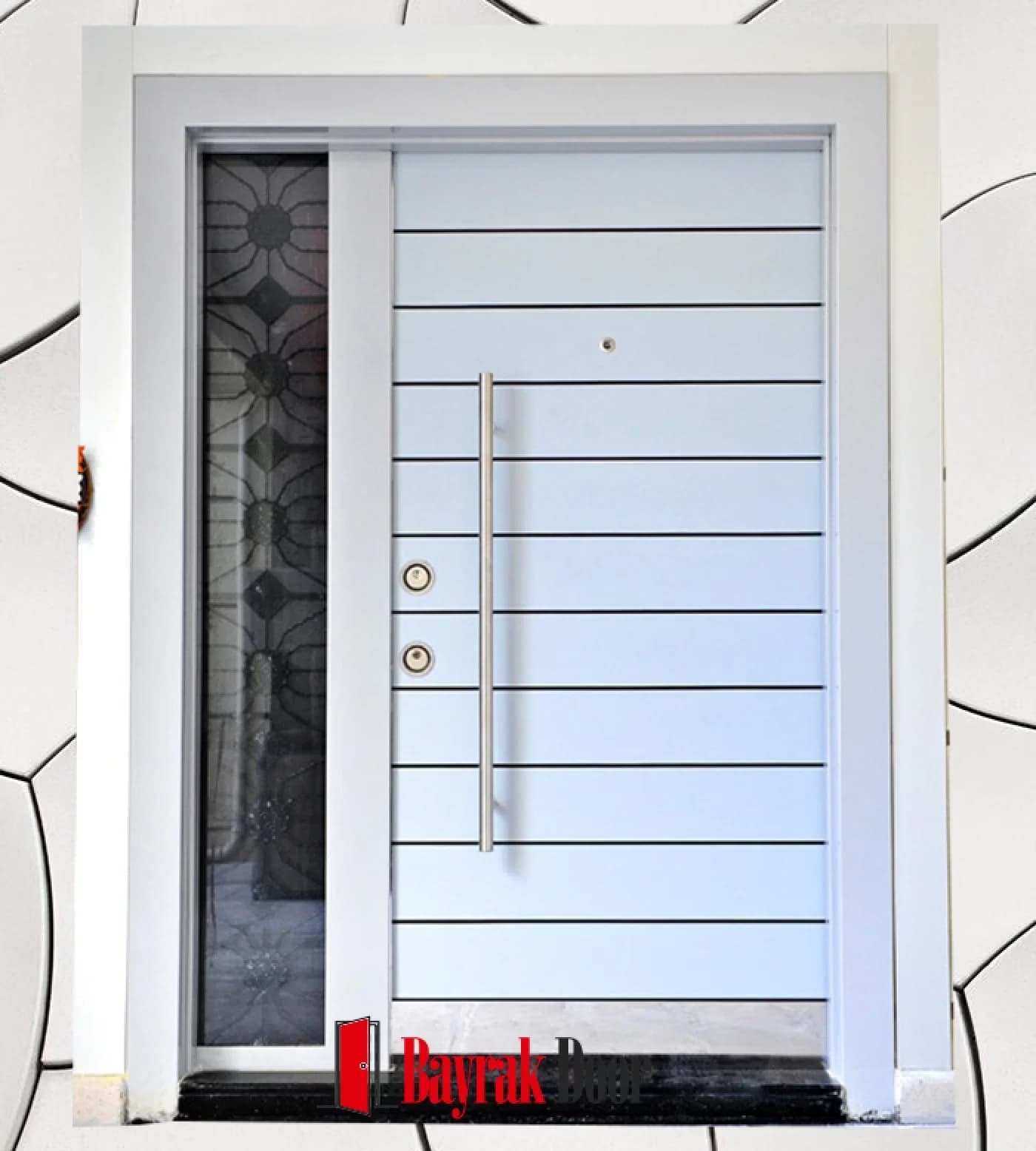Yatay İnce Beyaz Villa Kapısı BD-TR23 — Beyaz yatay çizgili kanat, yanında siyah ferforje işlemeli dar cam
