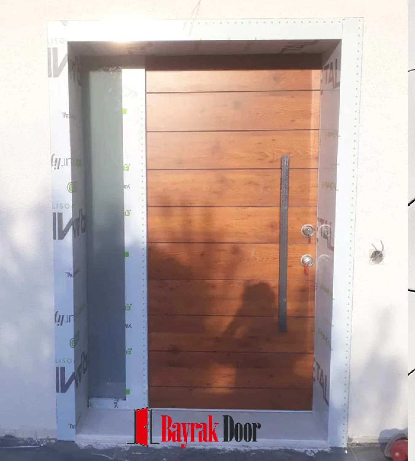 Yatay Lamelli Kızıl Turuncu Ahşap Villa Kapısı BD-TR102 — Kızıl turuncu yatay lamelli sade kanat ve tam boy antrasit kulp