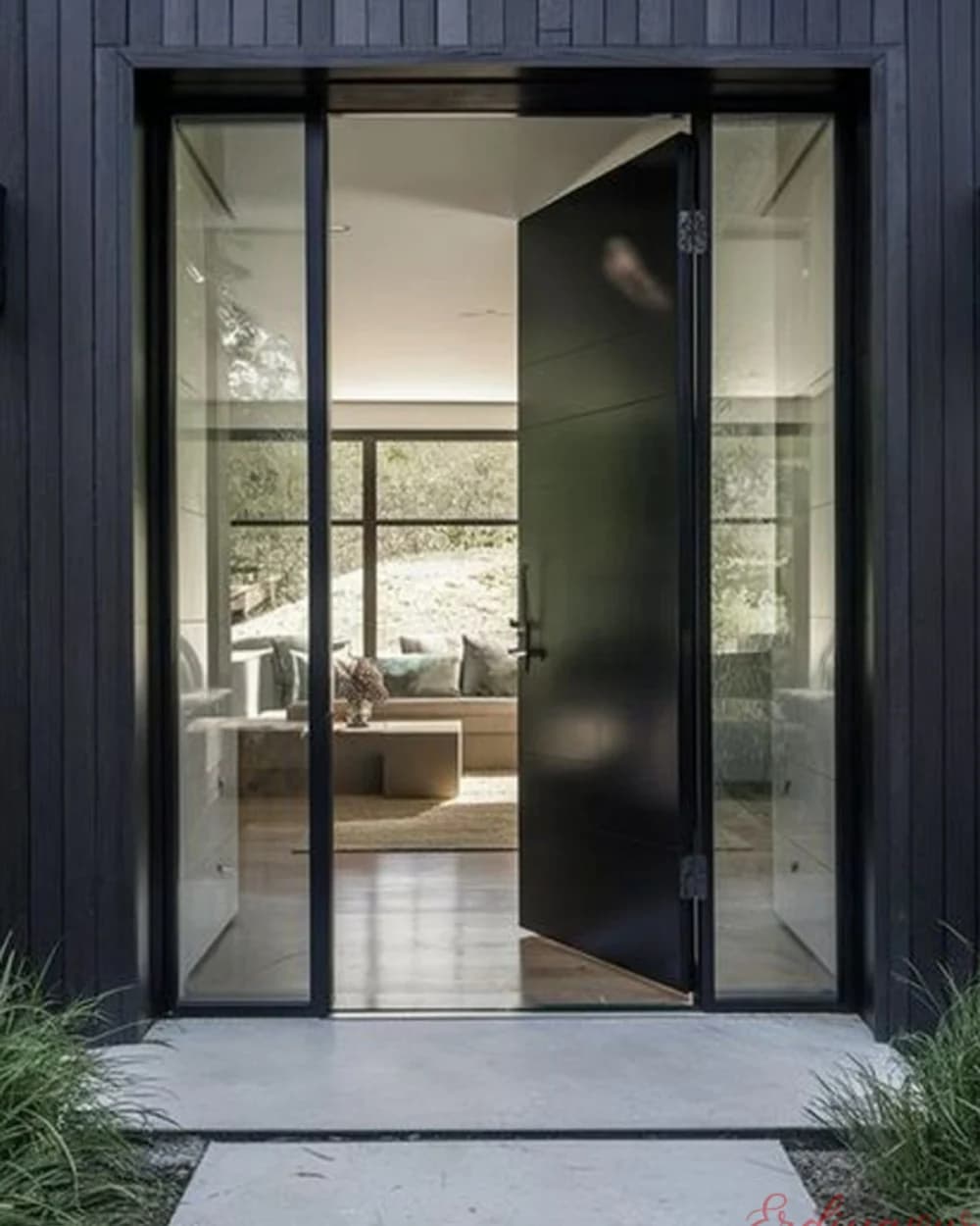 Minimalistische schwarze Pivot-Tür mit raumhoher Verglasung BY-243 Minimalistische schwarze Pivot-Tür mit raumhoher Verglasung BY-243 — Produktcode BY-243