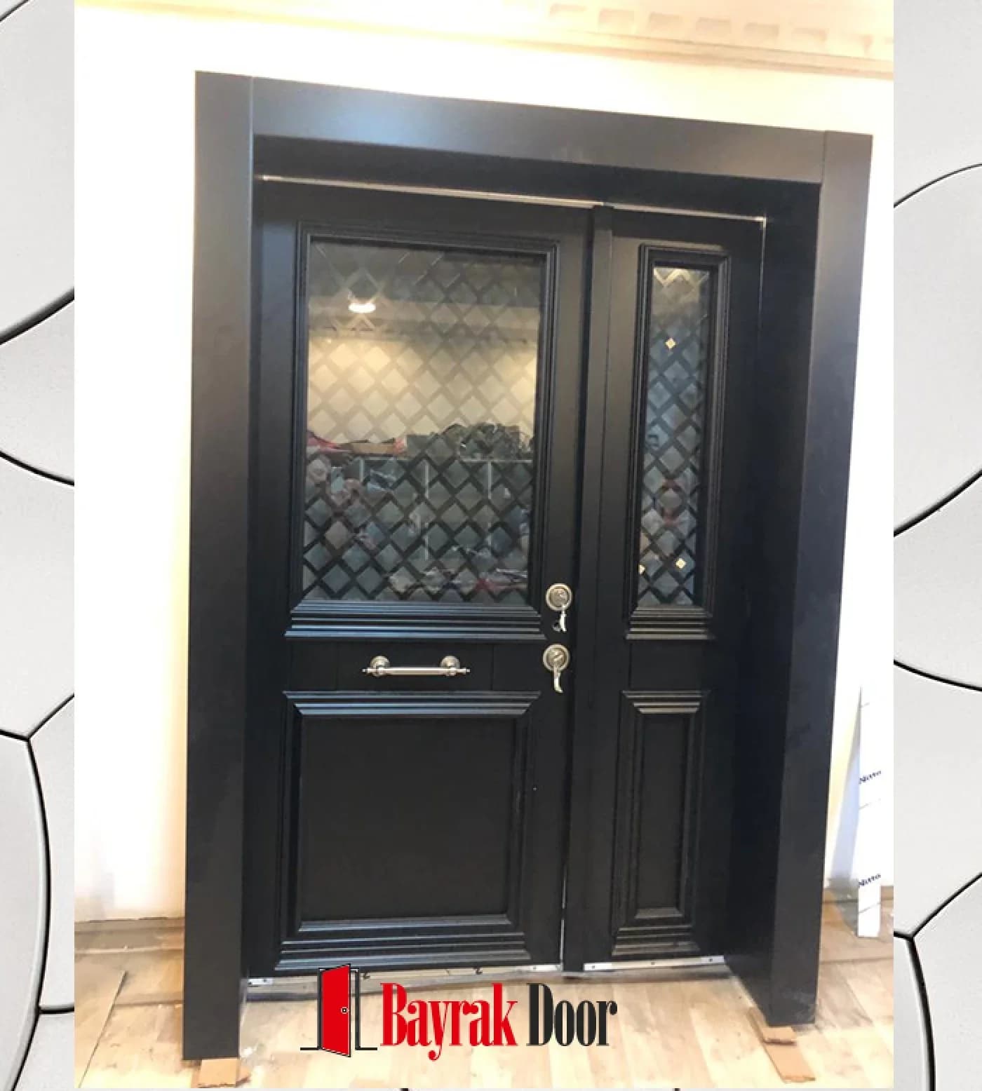 Kaset Panel Mat Siyah Villa Kapısı BD-TR88 Kaset Panel Mat Siyah Villa Kapısı BD-TR88 — Mat siyah gövdede elmas ızgara desenli cam ve altta kaset panel
