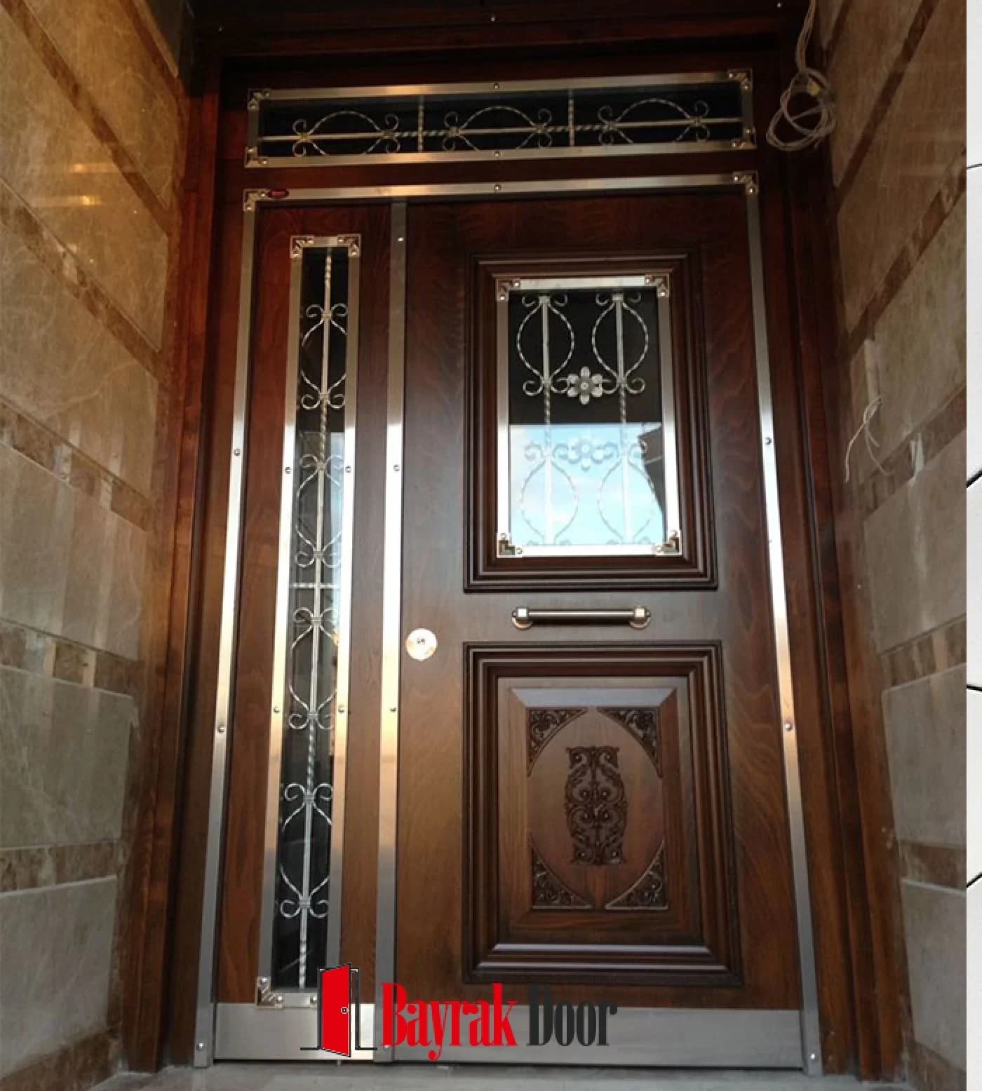 Oval Madalyon Kızıl Ceviz Villa Kapısı BD-TR137 Oval Madalyon Kızıl Ceviz Villa Kapısı BD-TR137 — Ferforje işlemeli yan cam ve vasistasla çerçevelenmiş oval madalyonlu