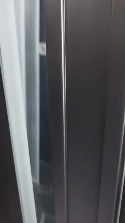 Koyu ceviz kapıda kilit sürgüleri